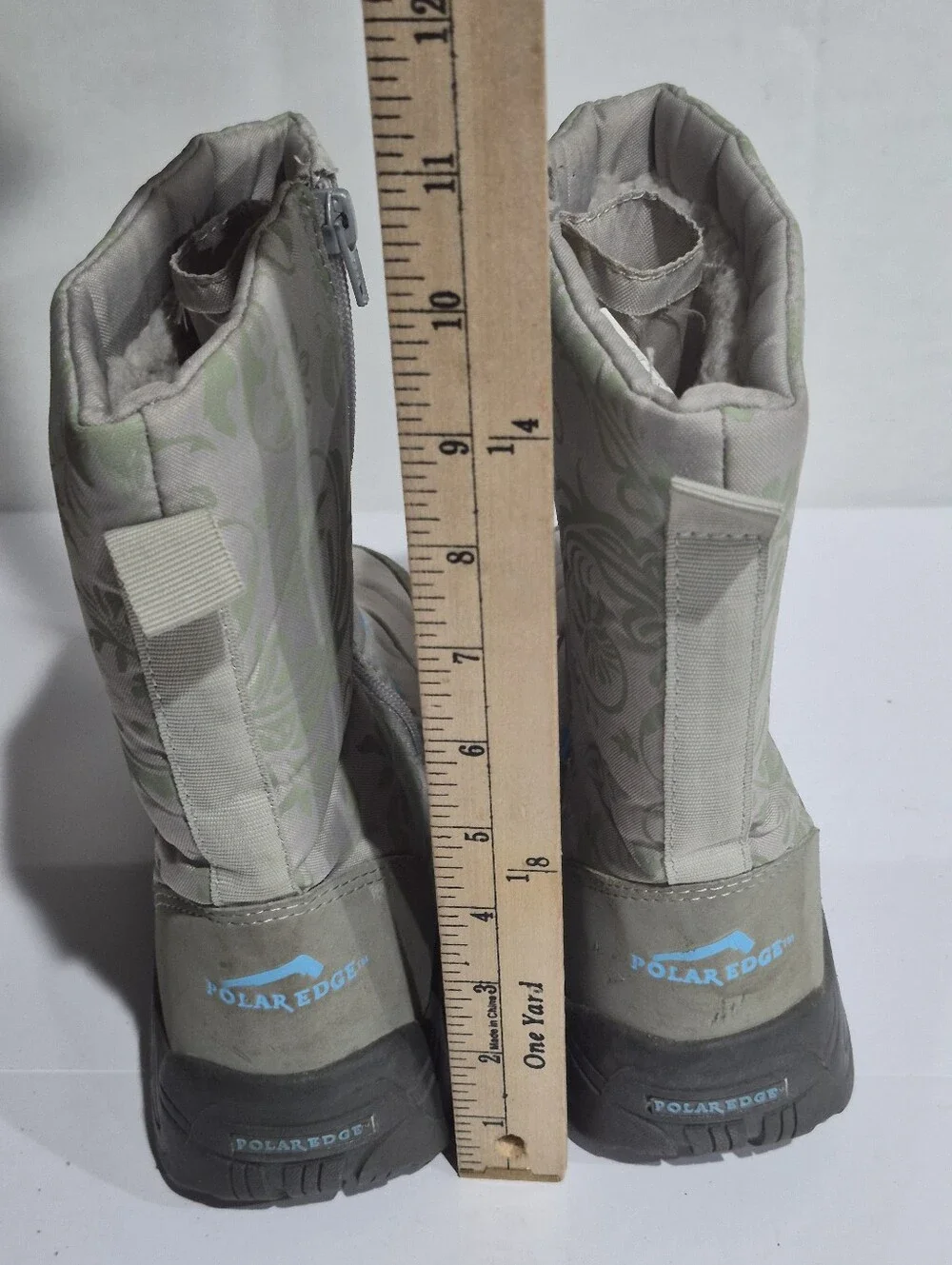 Women’s Light Gray Winter Boots with Blue Accent Size 7